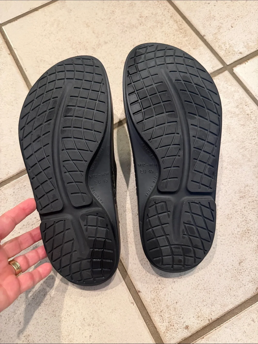 OOFOS Men’s Black Slide Recovery Sandal
